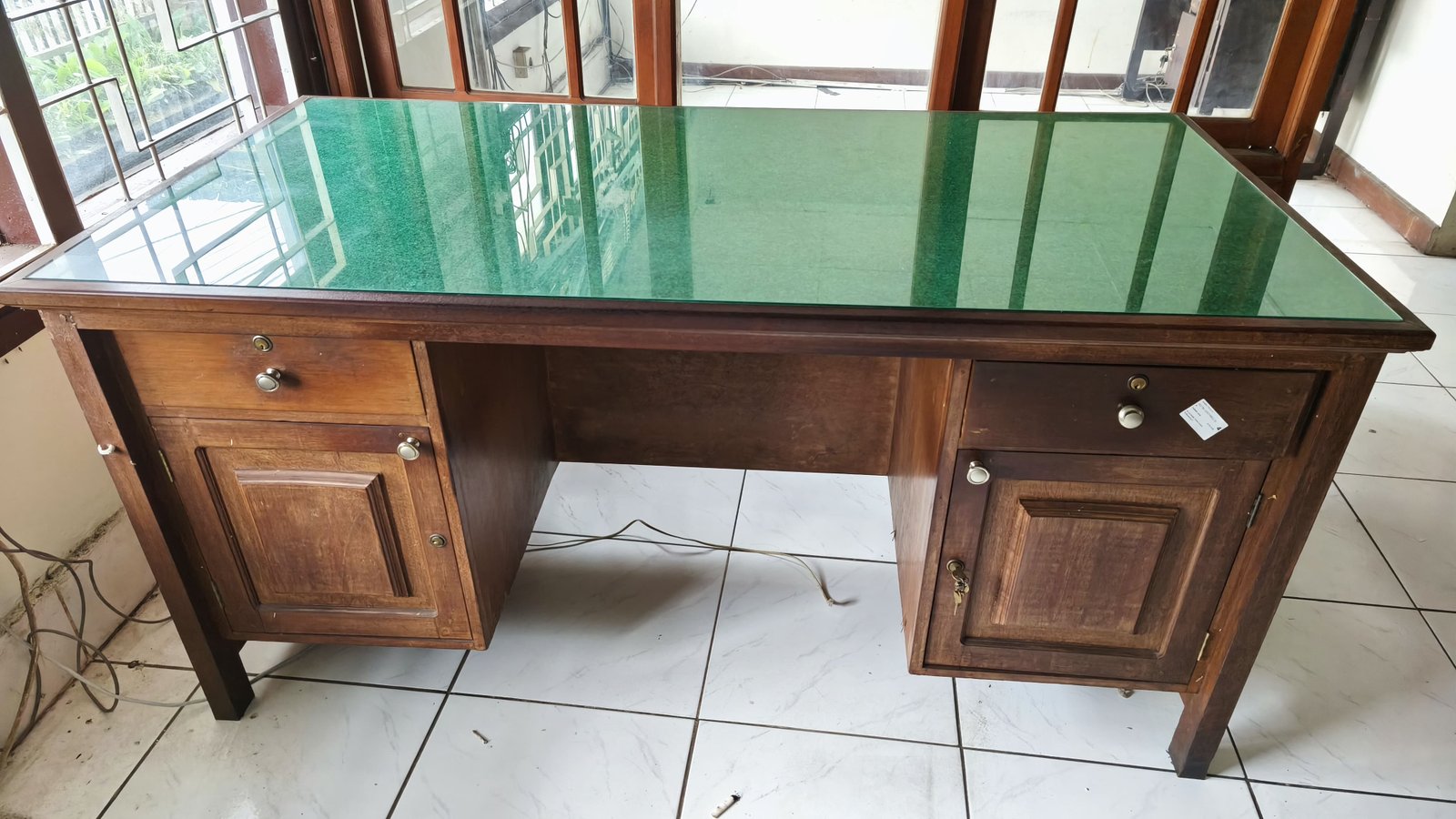 Meja kerja kayu 2 sisi laci/pintu + lapisan kaca
